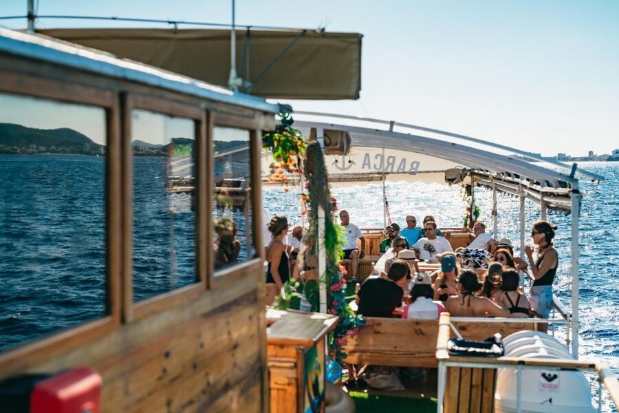 Palma de Mallorca: Daytime Boat Party with Live DJ - Crossing Palma Bay with the DJ at work
