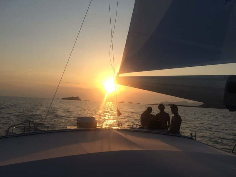 Palma de Mallorca: Deluxe Catamaran Sailing Tour with Meal - Sunset sailing with tapas and Palma Cathedral views