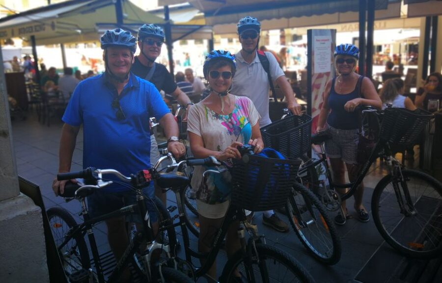 Palma de Mallorca: Guided Bicycle Tour with Tapas & a Drink - Entering the medieval lanes of Palma