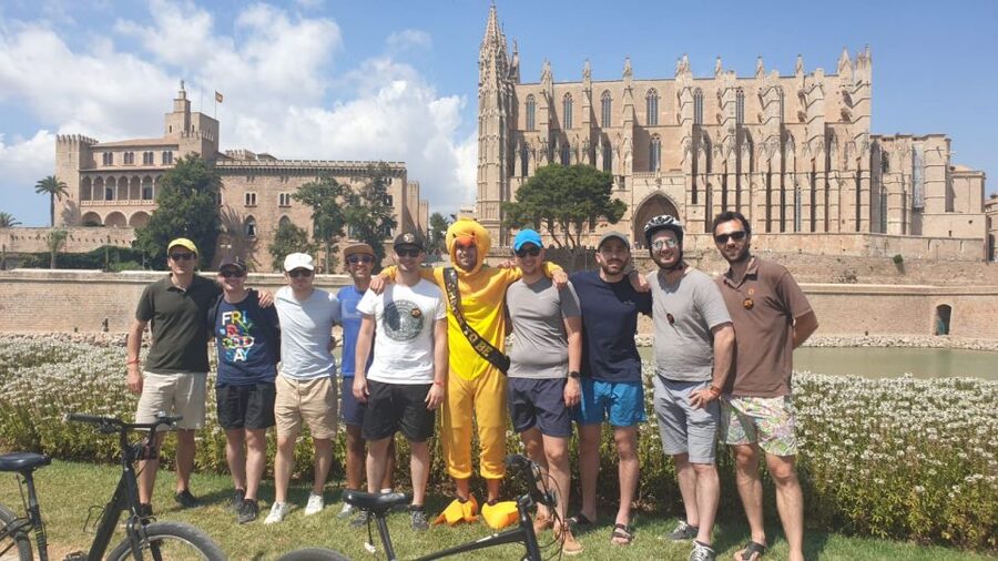 Palma de Mallorca: Guided Bicycle Tour with Tapas & a Drink - Arriving at Plaza Mayor for pinchos