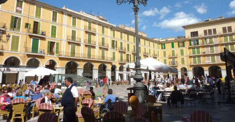 Palma de Mallorca: Guided Tour of the Old Town - Almudaina Palace and the public face of power