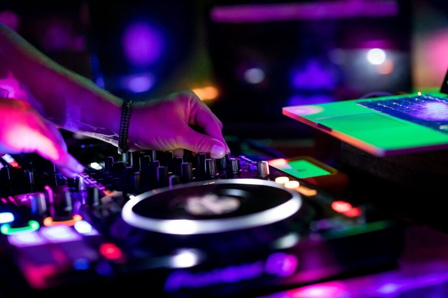 Palma de Mallorca: Night Boat Party with Live DJ - The photographer and party memories