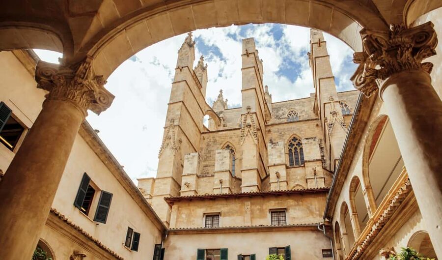 Palma de Mallorca: Old Town and Cathedral Tour - Group size, sound, and accessibility