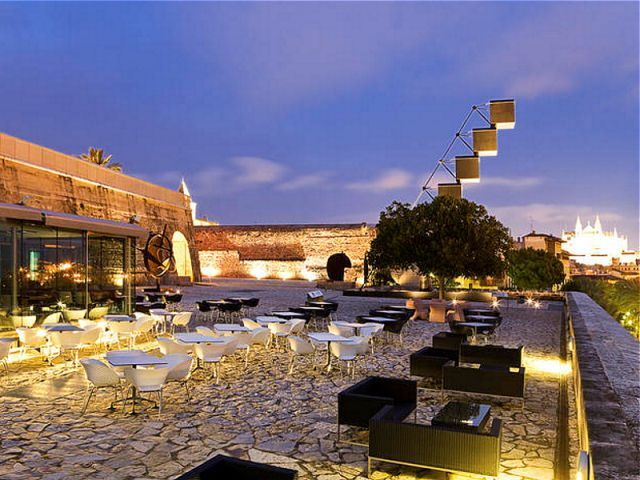 Palma de Mallorca: Old Town Atmospheric Evening Tour - Palma’s old town takes on a different mood at night