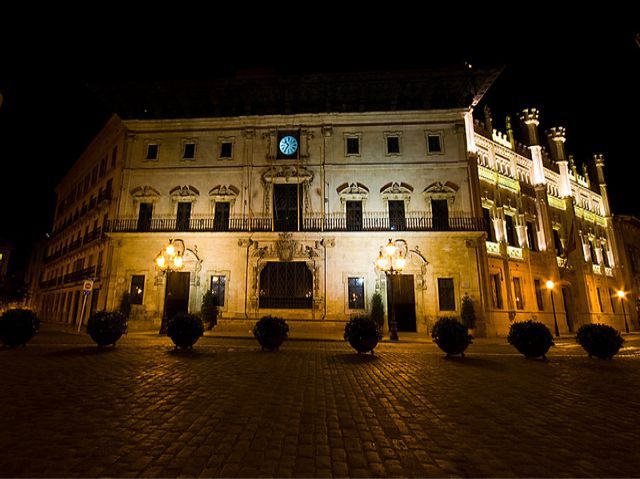 Palma de Mallorca: Old Town Atmospheric Evening Tour - Almudaina Palace and the medieval waterfront
