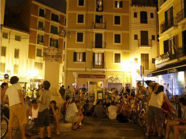 Palma de Mallorca: Old Town Atmospheric Evening Tour - The tapas stop is optional, but plan for the bill