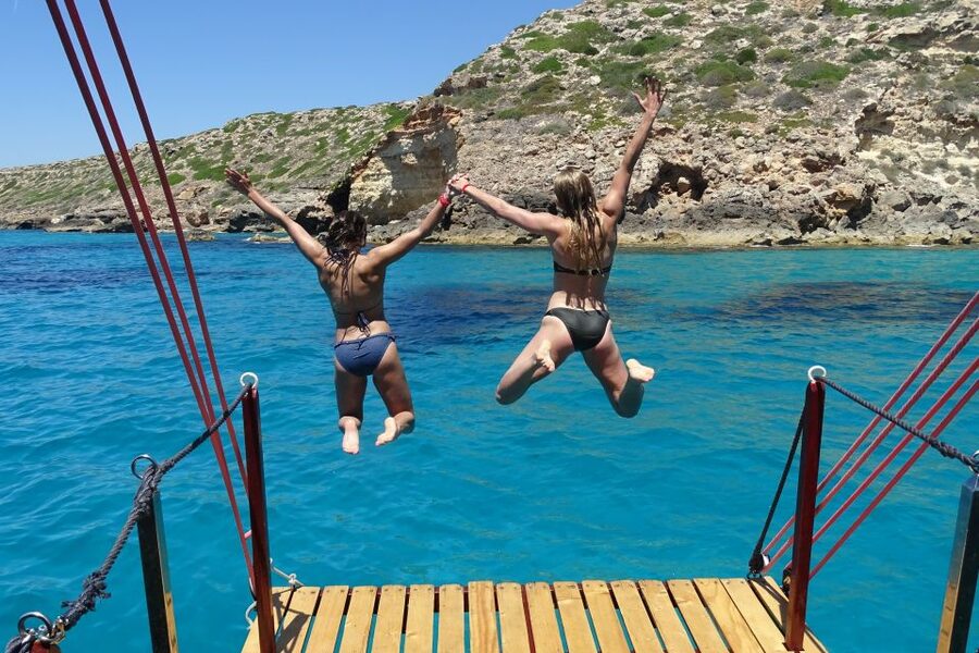 Palma de Mallorca: Palma Bay Boat Tour with Snorkeling - Anchoring in a southern bay