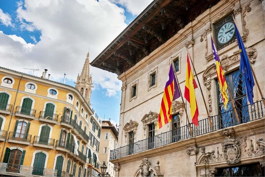 Palma de Mallorca: Small-Group Tour & Fast-Track Cathedral - What the guide adds to the experience