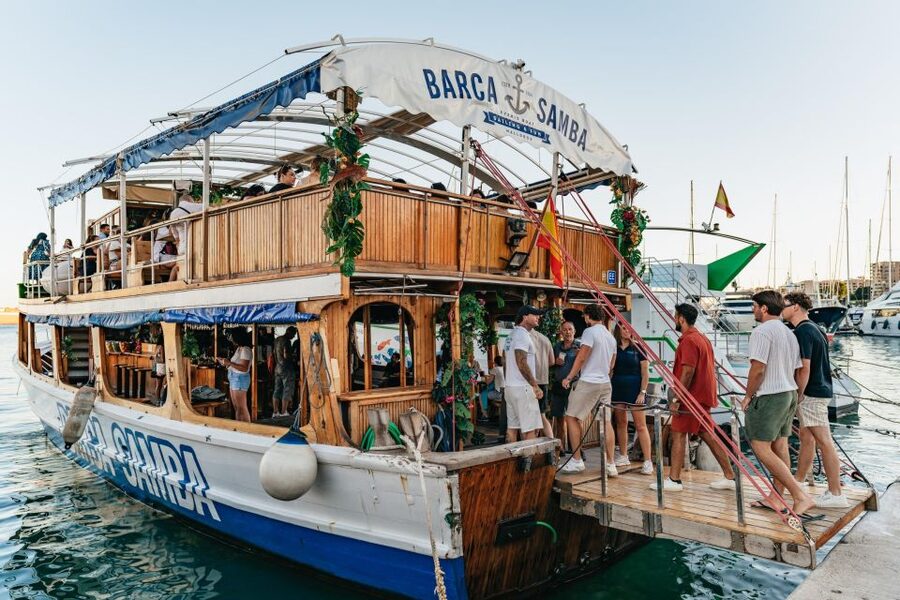 Palma de Mallorca: Sunset Boat Tour - Leaving the harbor with Palma Cathedral behind you