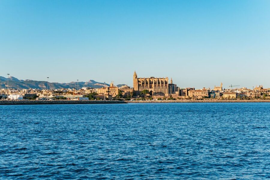 Palma de Mallorca: Sunset Boat Tour - Pizza, water, and the onboard bar