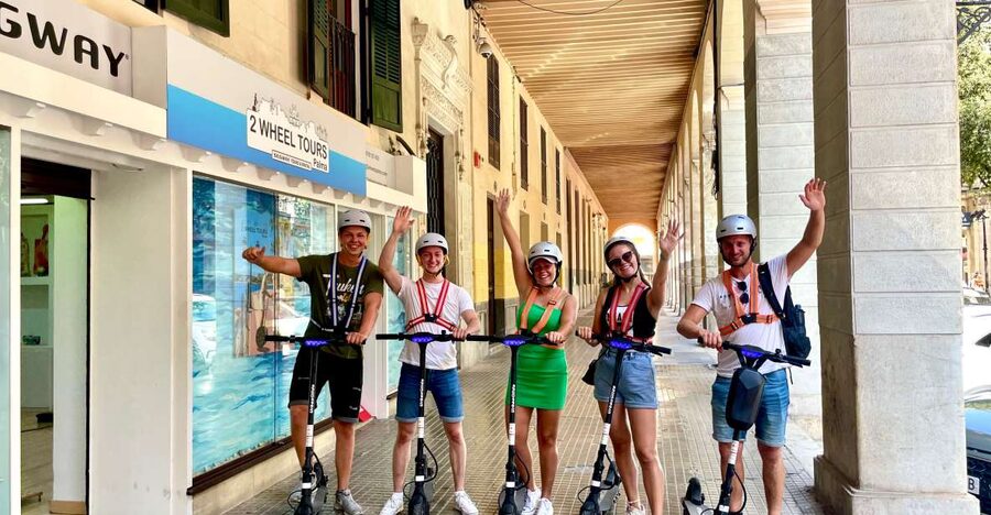 Palma: Guided 1.5 H city tour on Electric scooter - Guide languages and group choices