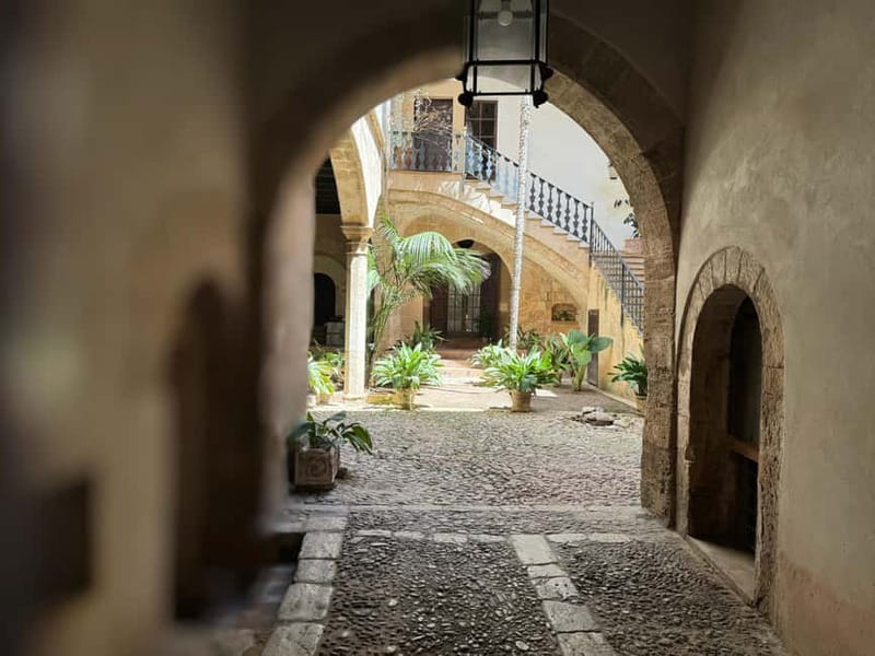 Palma in person and away from the crowds - Stories make the architecture easier to remember