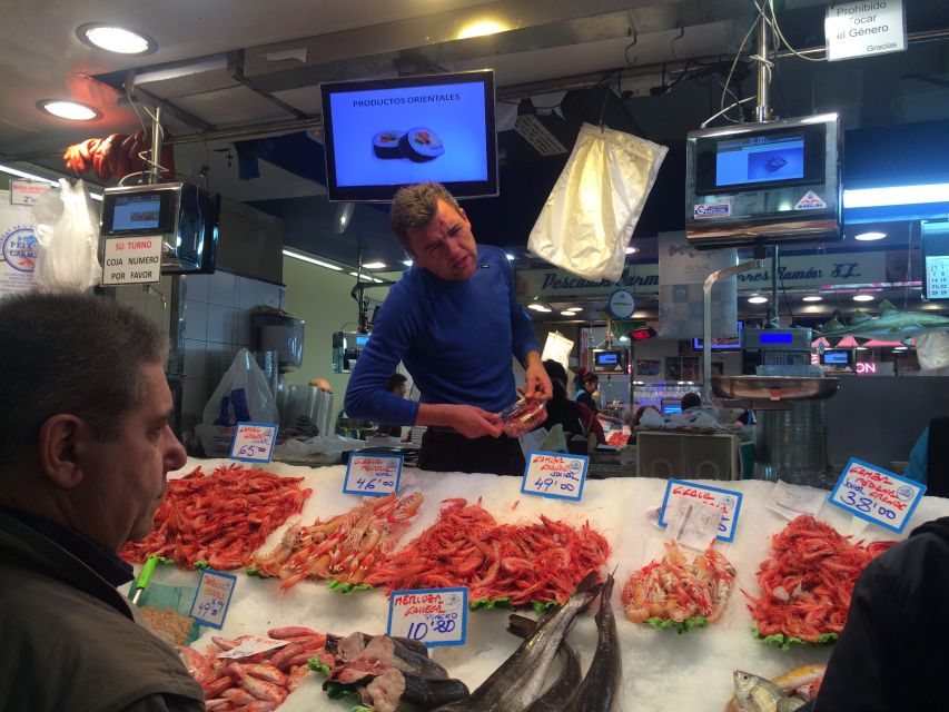 Palma: Walking Tour with Mediterranean Delicacies - Through the old fishing district to Es Baluard