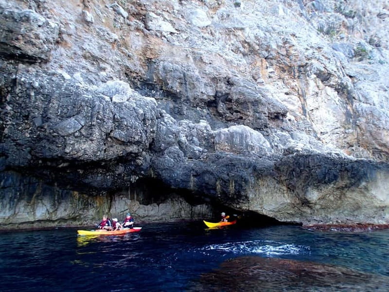 Pollença: Kayak Discovery – Snorkeling and Caves - Practical preparation for the beach launch