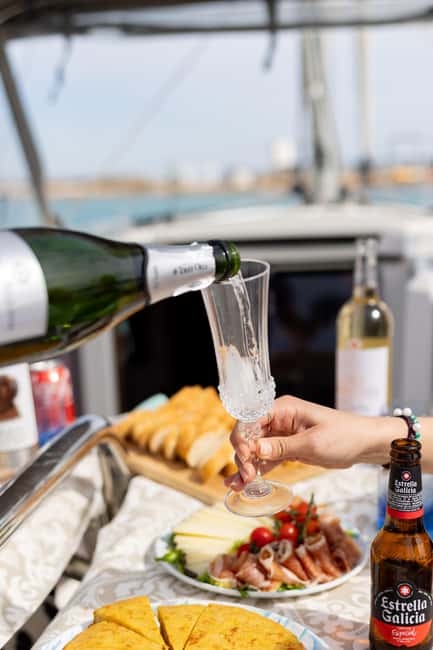 Private and exclusive sailing in the Bay of Palma and surrounding area - Palma Cathedral and the city from the water