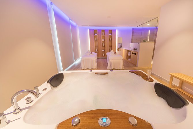 Romantic couple massage + SPA entry and private jacuzzi with cava - Who will enjoy this experience most