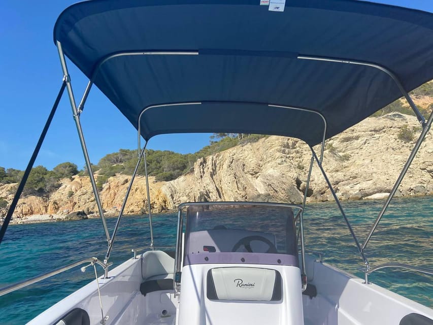 Santa Ponsa: Private Boat Rental with Driving Instructions - Taking the controls in Santa Ponsa