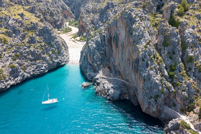 Scenic tour by Train, Tram and Boat through the lakes - Through the Serra de Tramuntana and its reservoirs