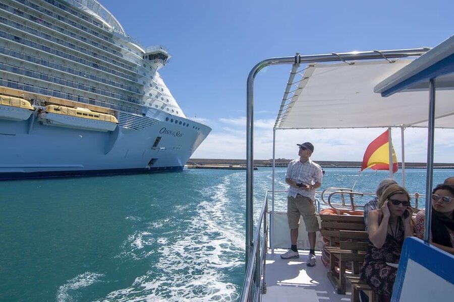 The Best of Palma: Boat trip, Walking tour and Cathedral - A classic wooden boat around Palma Port