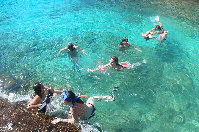 Tour Beach Portal Vells, Cave Portal Vells. - What the guides add to the day