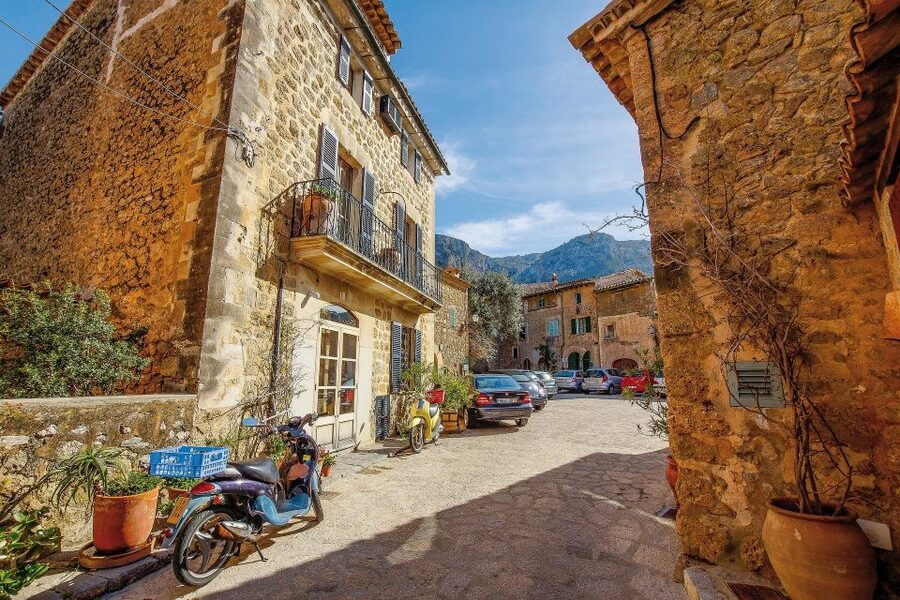 Tramuntana Panorama Tour - Soller, Deiá, Valldemossa - Arriving at Sóller, Mallorca’s orange valley